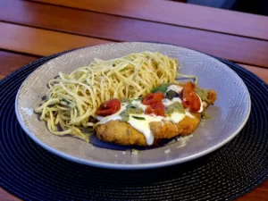 220 Fettuccine ao Alho e Óleo com Filé de Frango à Caprese zafferano bar e cozinha restaurante mogi mirim
